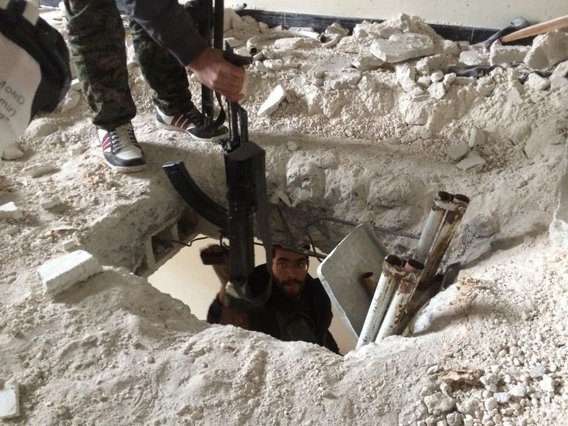 Ben trong thi tran Syria bi phien quan IS bao vay-Hinh-12